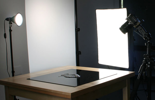 take jewelry photography with camera and lighting in the room